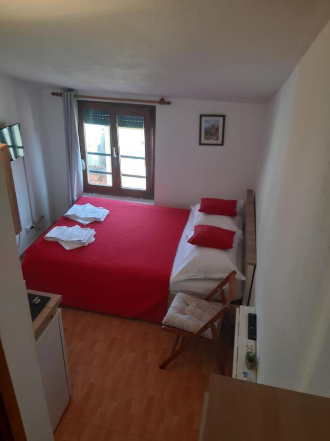 Apartments Knezic Igrane Buitenkant foto